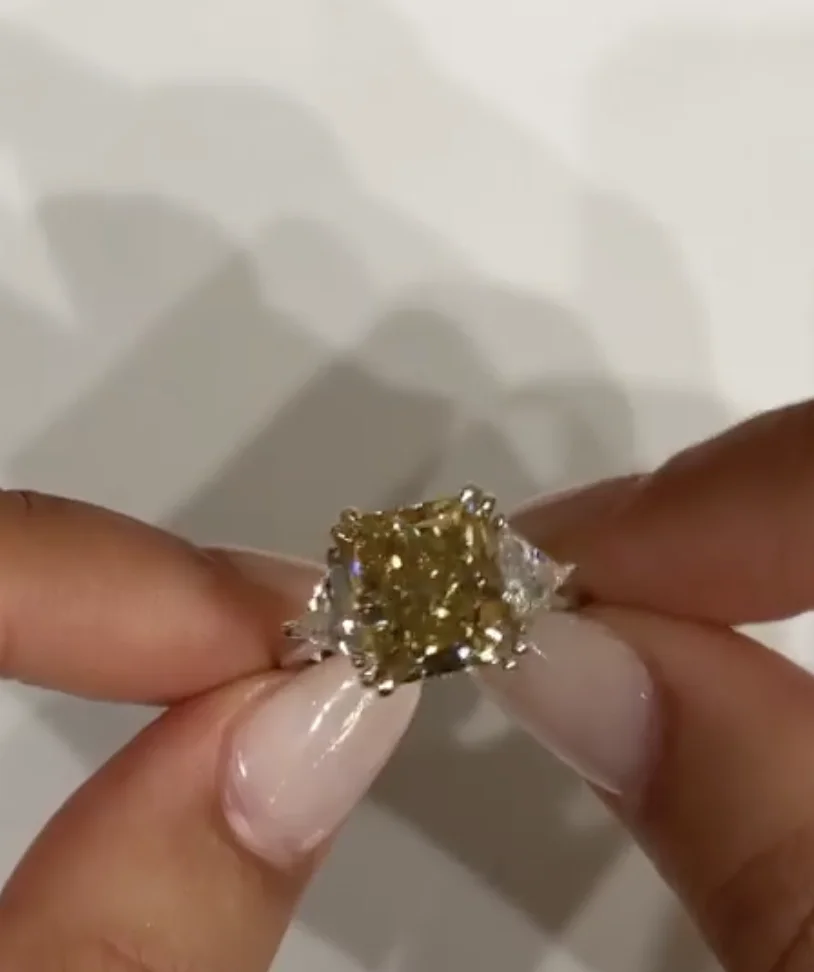 Imagem -04 - Jovovasmile Anel de Moissanite Amarelo Quilates 10.5x9 mm Corte Radiante 18k Triângulo de Ouro Lado-moissanite Garra Dupla Três Anéis de Pedra