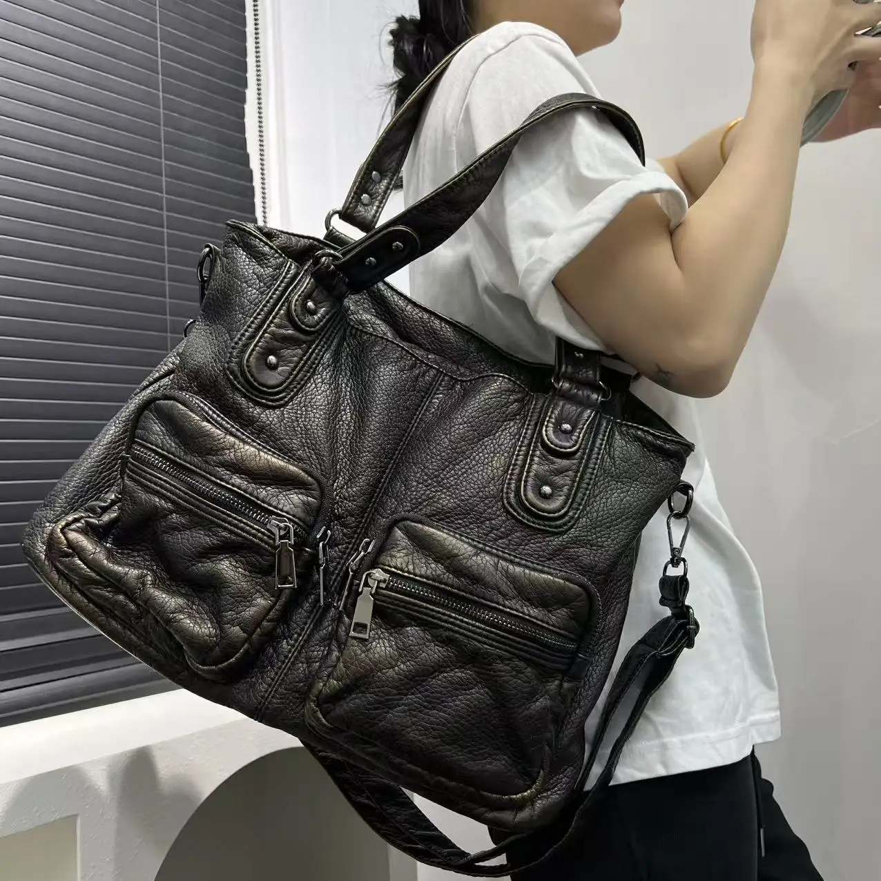 

Ladies' fashion Y2K retro street hot girl motorcycle bag, large capacity distressed multi pocket vegan leather shoulder bag