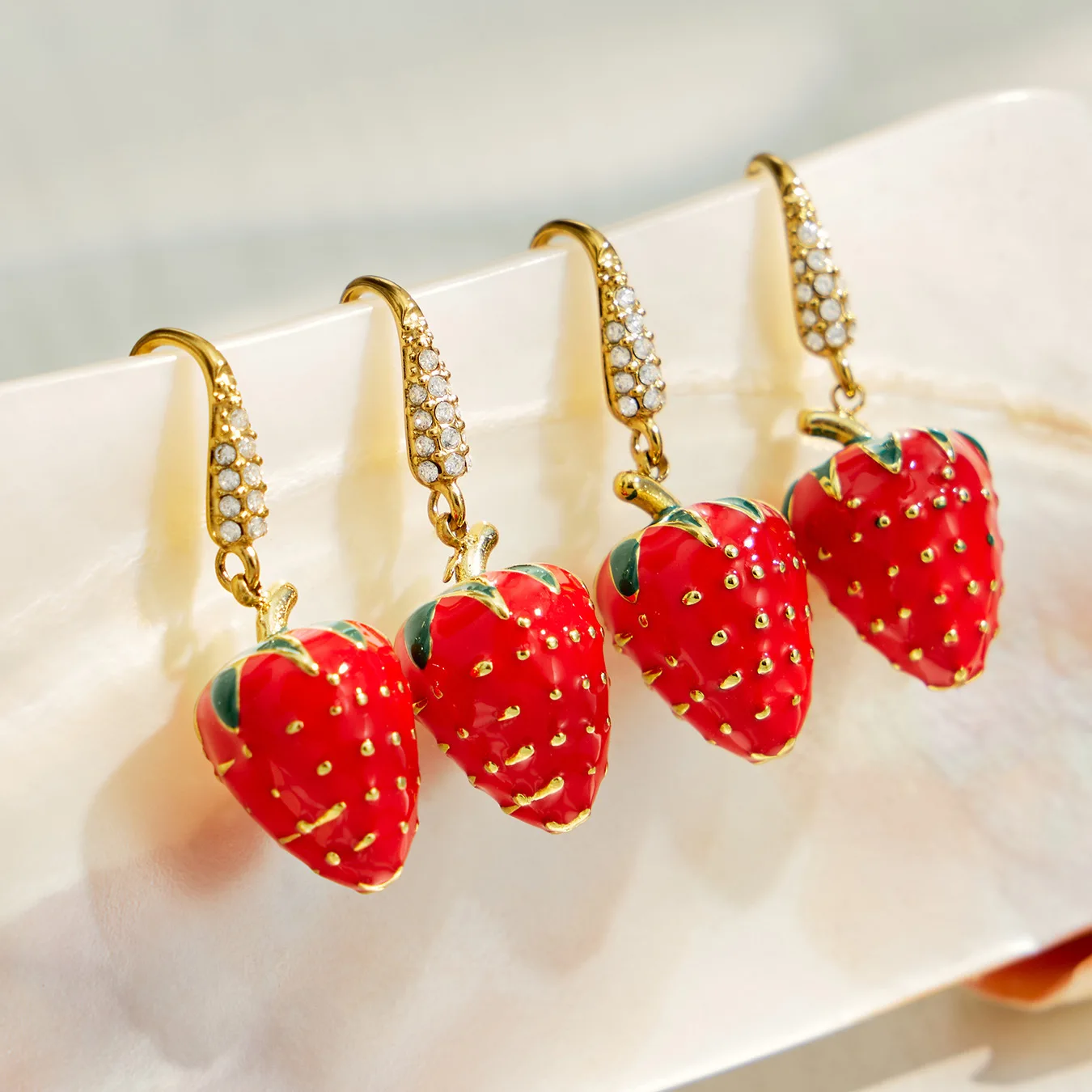 Erdbeer-Ohrringe für Frauen, Rote Emaille-Frucht-Ohrringe, Edelstahl-Hängeohrringe, 18k Vergoldete Zirkon-Ohrringe – Detail 7