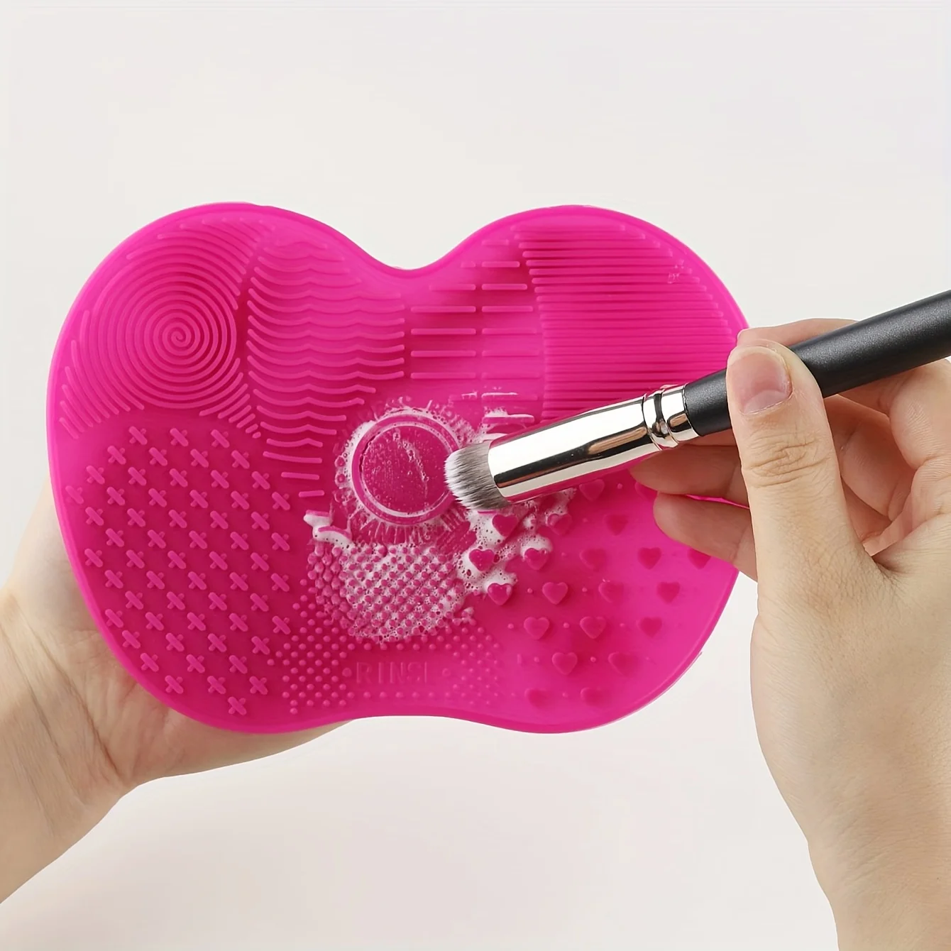 Silicone Makeup Brush Cleaning Pad Apple Shape Scrubbing Mat With Suction Cup Formaldehyde Free Cosmetic Brush Cleaner