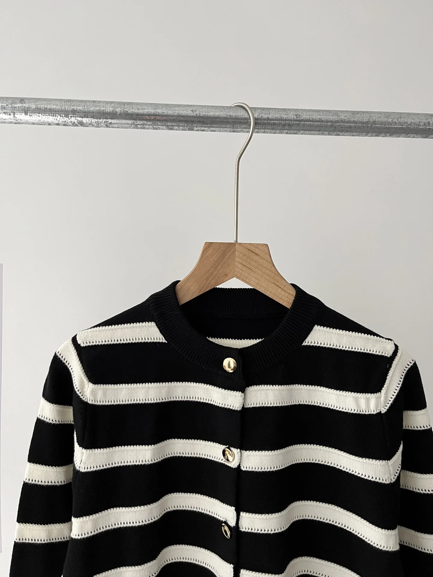 Damen Frühjahr neuer Pendler pflegeleicht fein gestreifter Strick-Cardigan-Pullover 51c-0166