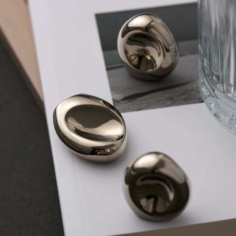 Creative High-end Brass Handle Clothing Cabinet Door Pulls Drawer Shoe Cabinet Knobs Luxury Single Hole Cabinet Small Handles