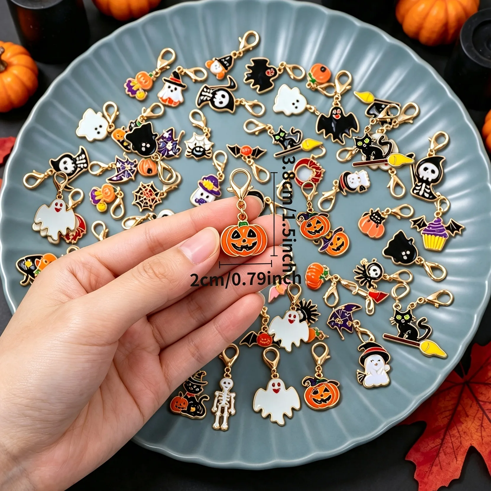 24 Stück zufällige Halloween-Kreativ-Mode-Schlüsselanhänger-Anhänger: Geister, Kürbisse, Fledermäuse, schwarze Katzen, DIY-Zubehör für Taschen, Armbänder und Anhänger. – Detail 4