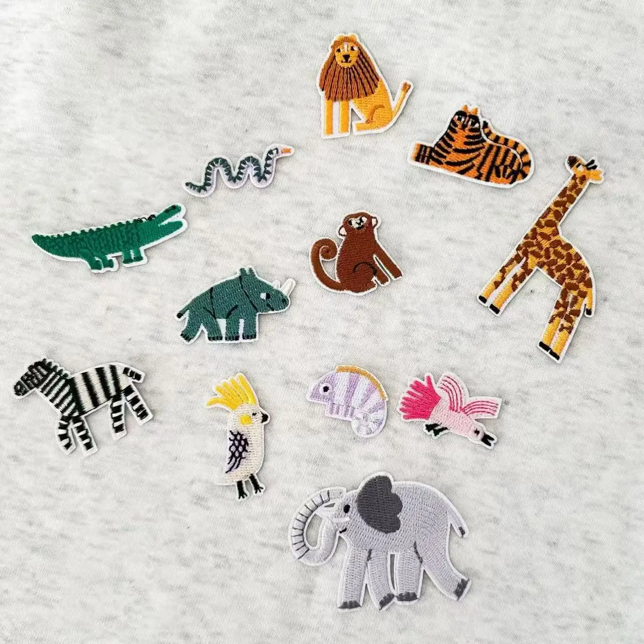 แพทช์ปักลายสัตว์ป่าเขตร้อน 12 ชิ้น – ลายสิงโต จระเข้ ยีราฟ ช้าง ม้าลาย สำหรับติดเสื้อผ้า กระเป๋า DIY