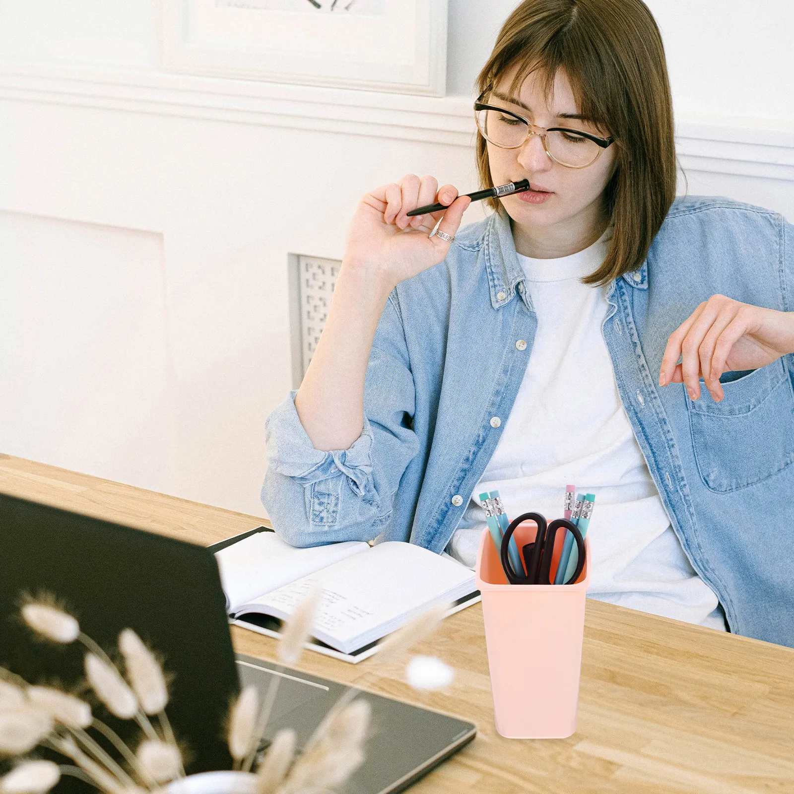 

Stylish Mini Trash Can for Desk Small Waste Bin with Lid Space Saving Organizer for Kitchen Bedroom Study Decorative Pen Holder