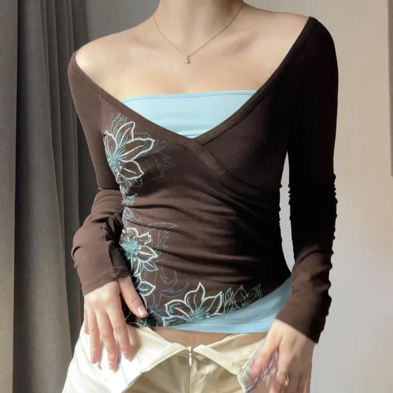 

2026 Spring Fake Two Big V-neck T-shirt Tight Spice Girl Temperament Retro Long-sleeved Top