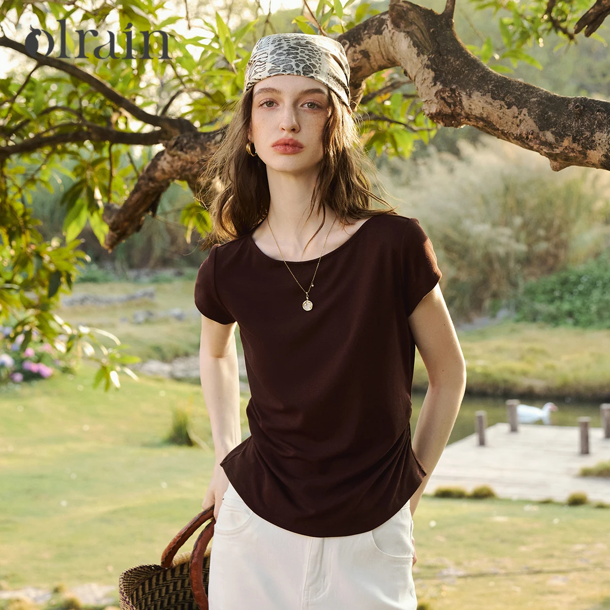 OLrain Damen Retro Kaffee-T-Shirt Schulterfreies Tailliertes Plissiertes Kurzarm-Shirt 2026 Sommer Neue Damenkleidung O58XT005082