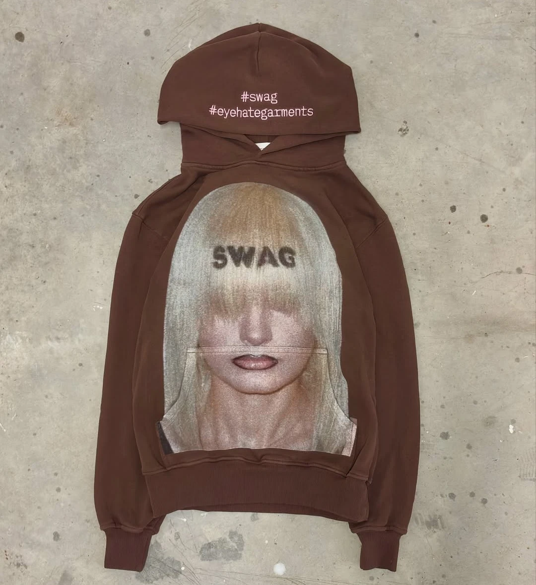 الأزياء الأمريكية Y2k شخصية صورة المتضخم المطبوعة قبعة قميص المرأة فضفاضة عارضة البني قميص رياضي الشارع الهيب هوب