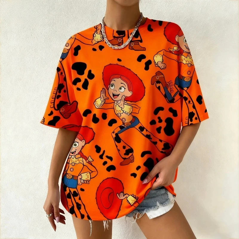 تي شيرت نسائي من Disney Toy Story Jessie Graphic تي شيرت صيفي كبير الحجم بأكمام قصيرة ملابس خروج يومية وتصميم عصري تي شيرت كاجوال