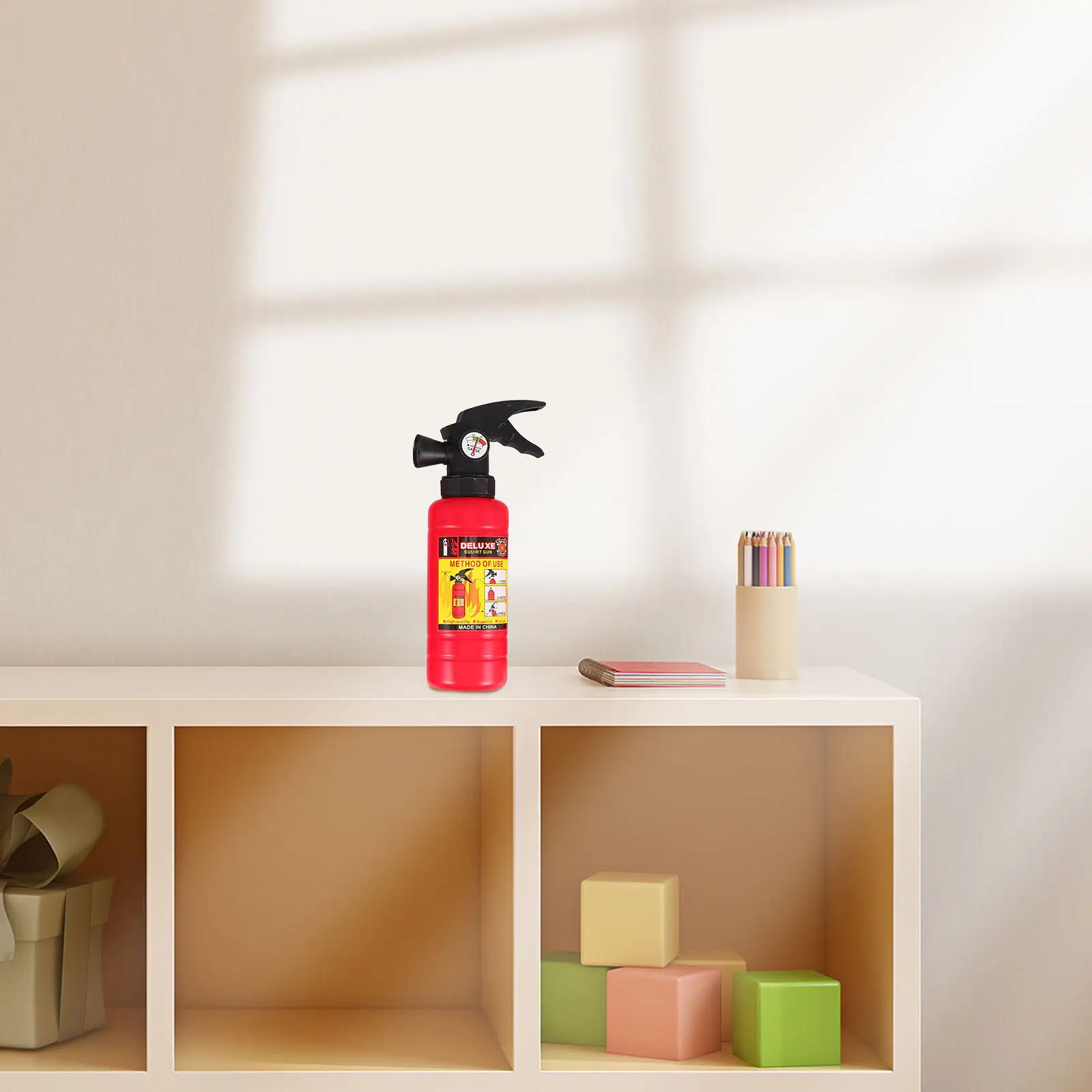 

Набор для ролевых игр пожарного из высококачественного пластика для детей: реалистичный огнетушитель, костюм, развивающая игра-симулятор пожаротушения