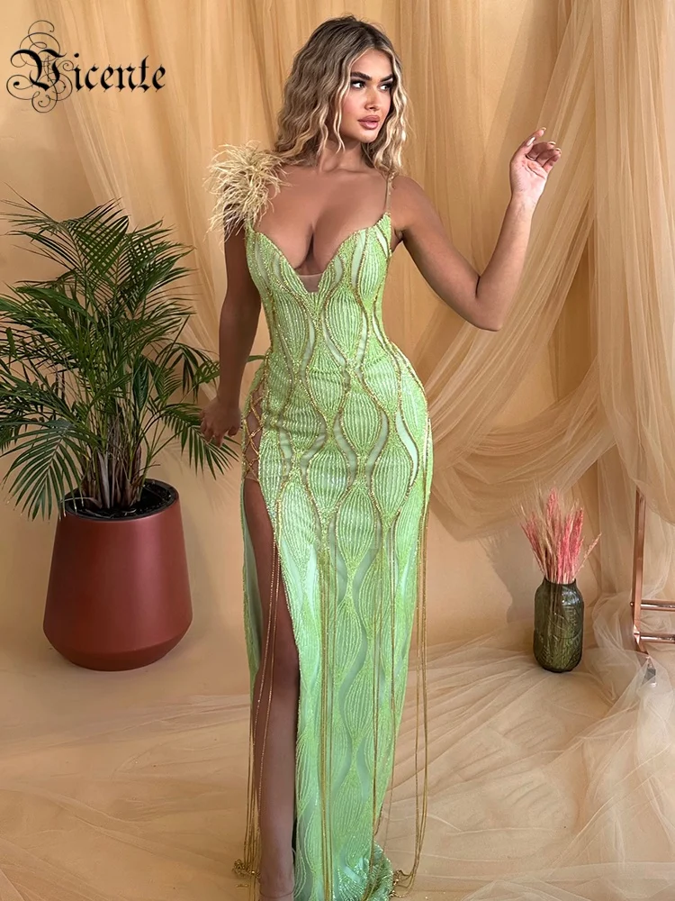 VC グラマラス スパゲッティ ストラップ フェザー グリーン ガウン ドレス タッセルとハイスリット付き ファッション ソワレ用