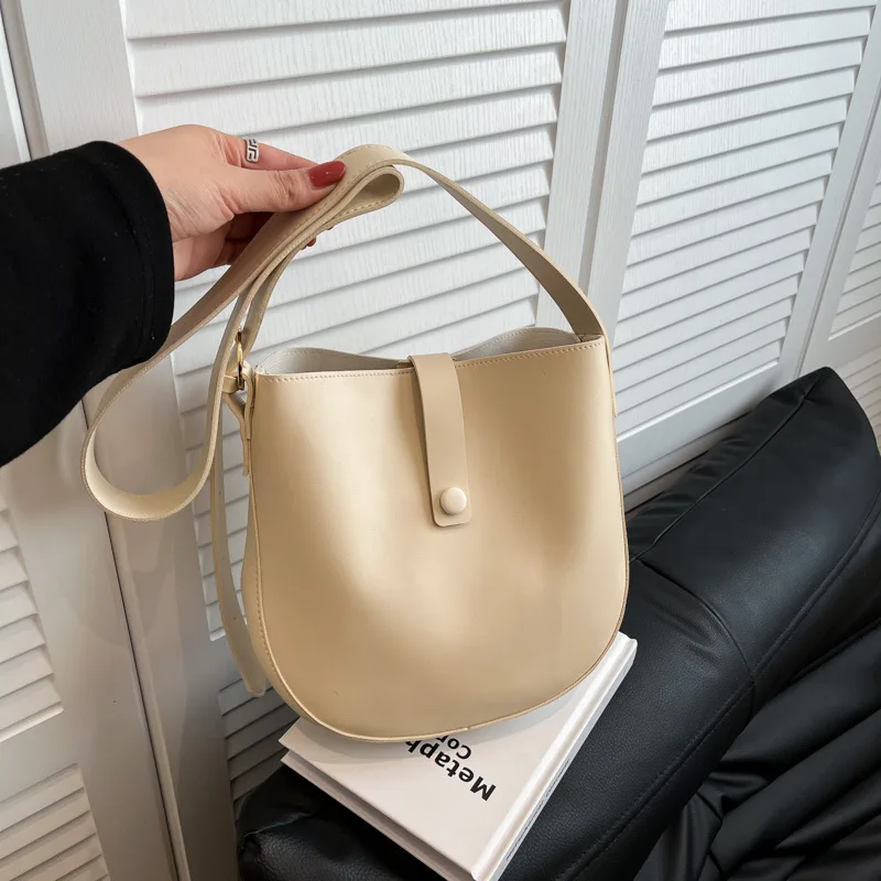 

2025 Spring Large Tote Bag Spacious Shoulder Purse Fashionable Crossbody Bag Stylish Versatile Womens Handbag