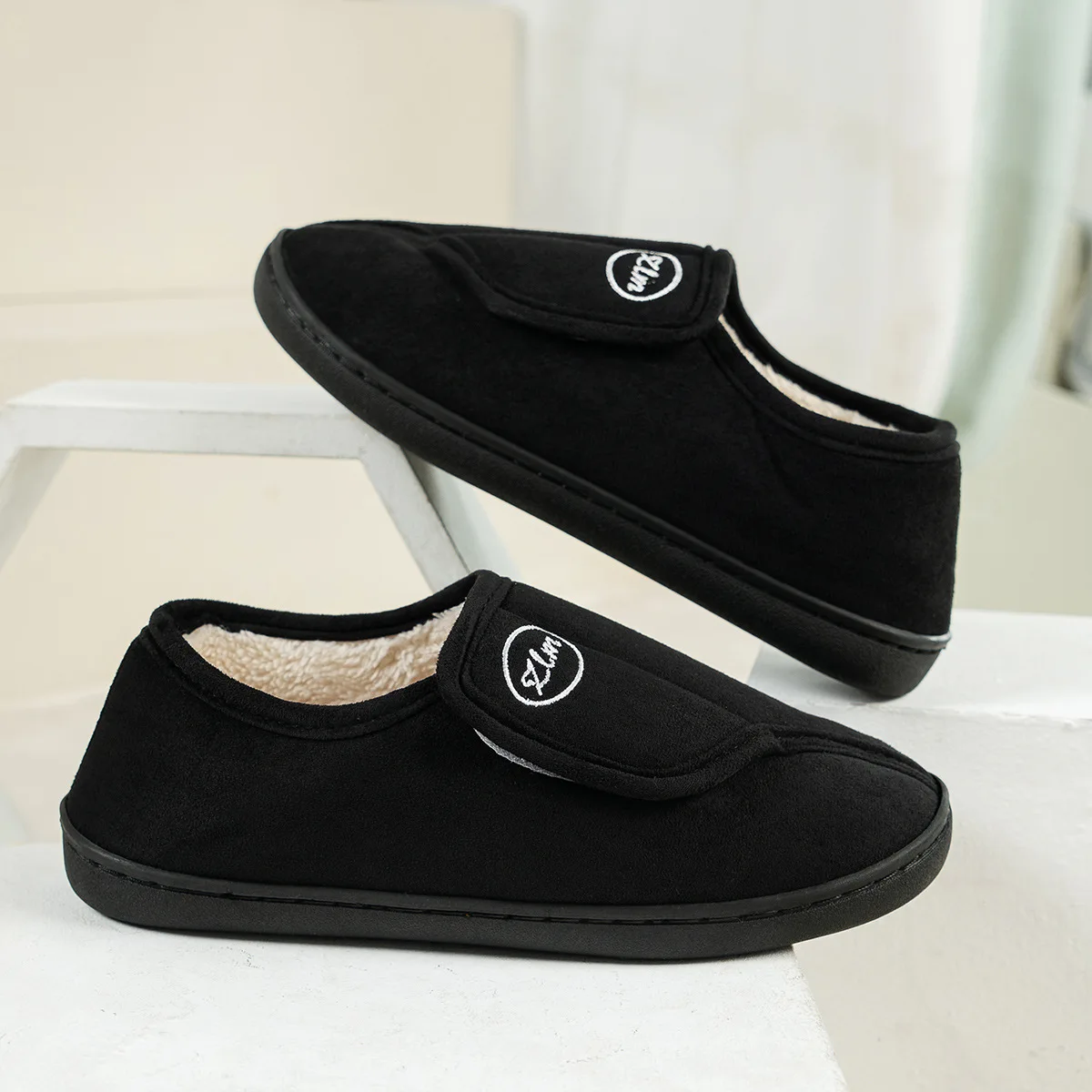 Cross-border winter indoor slippers for men and women, non-slip cotton slippers with fleece lining and Velcro fasteners.