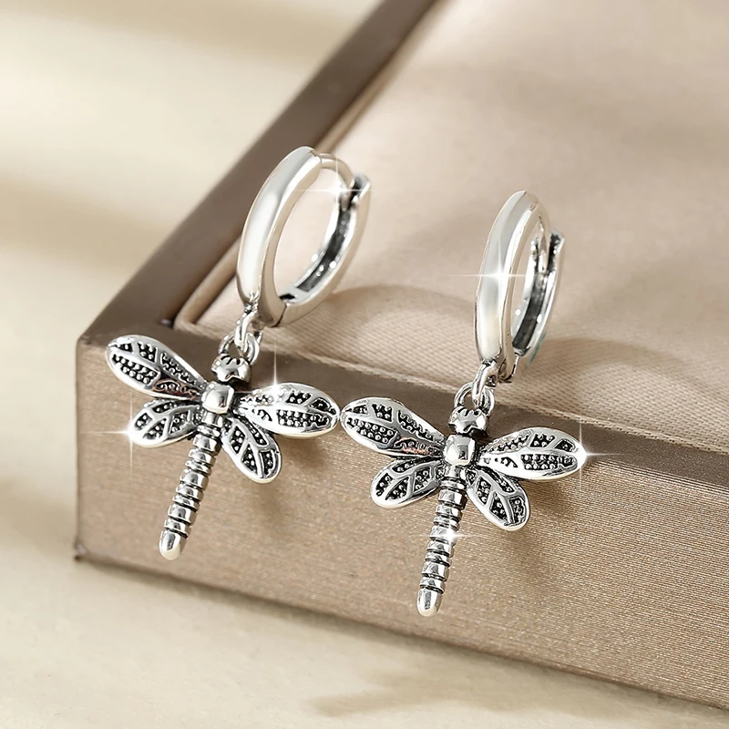 Huitan Elegante Damen-Ohrringe in Libellenform, vielseitig einsetzbar, für Partys, Alltag, Tiermotiv, ausgefallene Accessoires, zarter Metallschmuck für Damen