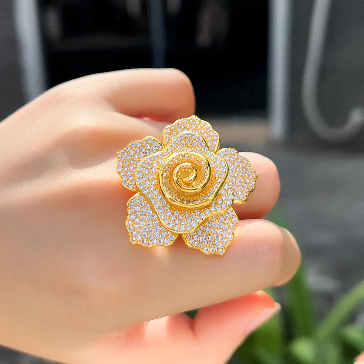 

CWWZircons Роскошные свадебные кольца на палец с большим цветком и кубическим цирконием для женщин золотого цвета, ювелирные изделия для свадебной вечеринки, подарок J0042