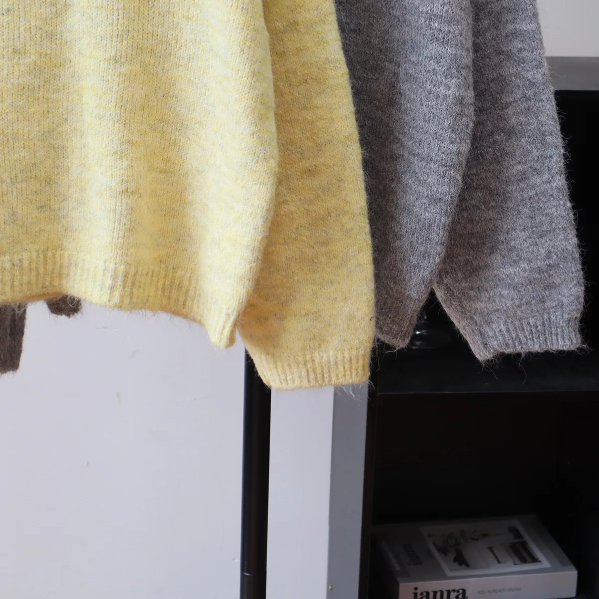 เสื้อสเวตเตอร์ผู้หญิง แขนยาว คอทรงกลม ถักไหมพรม สไตล์ Y2K สตรีทแวร์ ดีไซน์หรูหรา ตัดต่อผ้าถัก สวมใส่สบาย ทรงหลวม สำหรับฤดูใบไม้ร่วงและฤดูหนาว