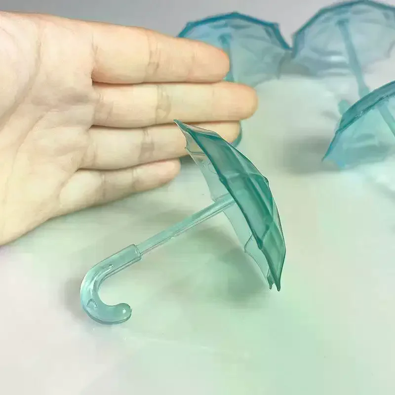 1Pcs 인형 집 미니어처 투명 플라스틱 우산 모델 가구 액세서리 인형 집 장식 어린이 역할 놀이 장난감