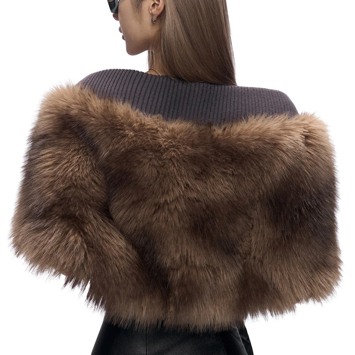 Women's fur-knit patchy shawl and scarf. The front part is made of fur, while the back part is knitted with ribbing. It provides
