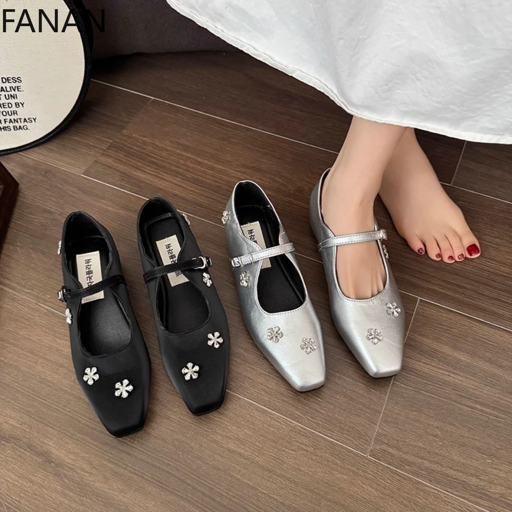 

Французские серебряные туфли на плоской подошве, элегантные туфли на каблуке в стиле ретро со стразами и цветами, легкие туфли-лодочки, новинка лета 2025, туфли Мэри Джейн