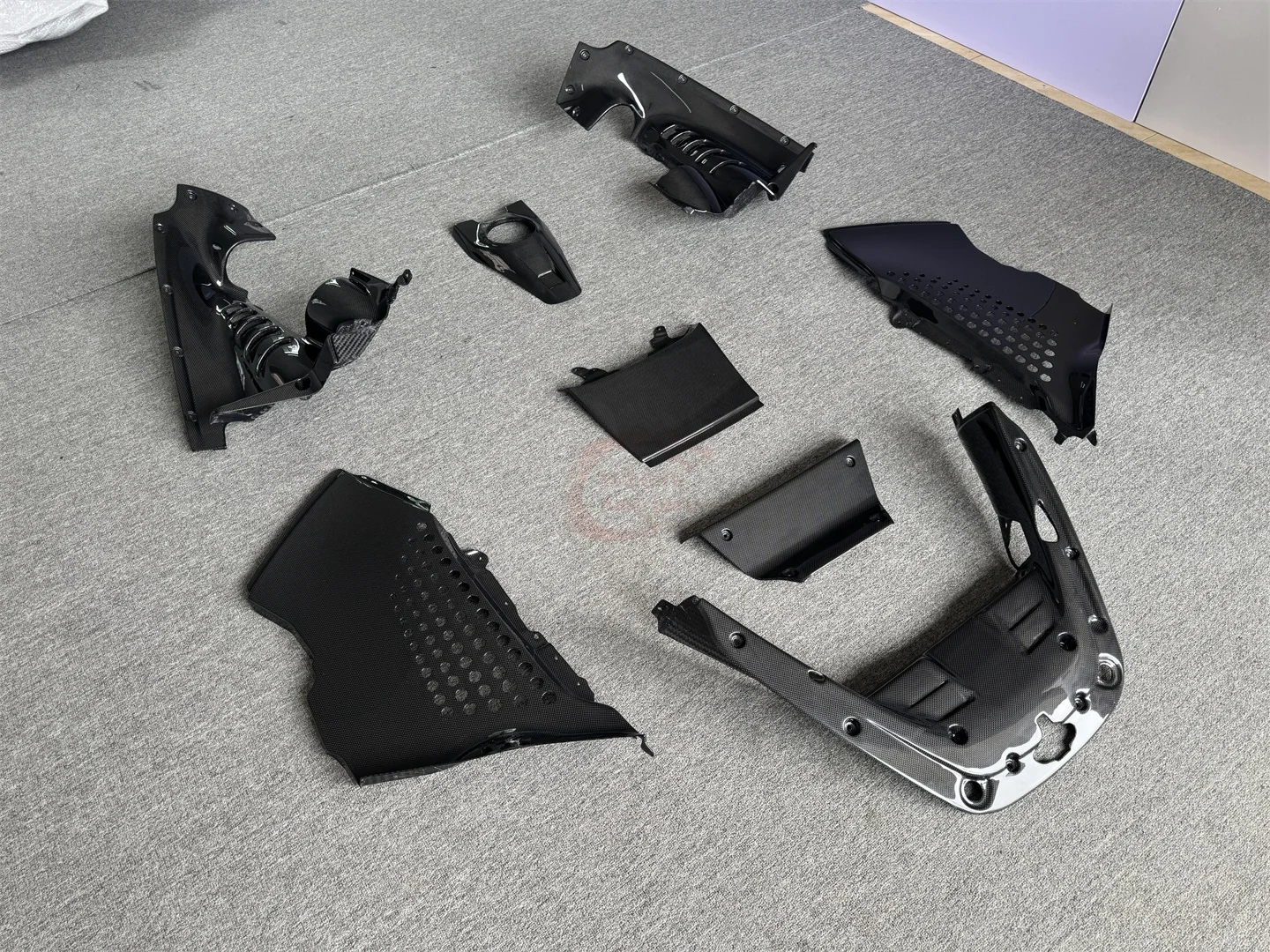 

Upgrade OEM Style Dry Carbon Fiber Engine Compartment Interior Engine Cooling Grill Engine Cover for Ferrari SF90 Stradale