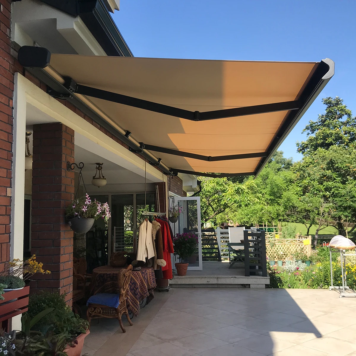 

Factory Price Modern Awnings Commicial Electric Retractable Awnings Motorized Remote Control Led Light Awning for Shop
