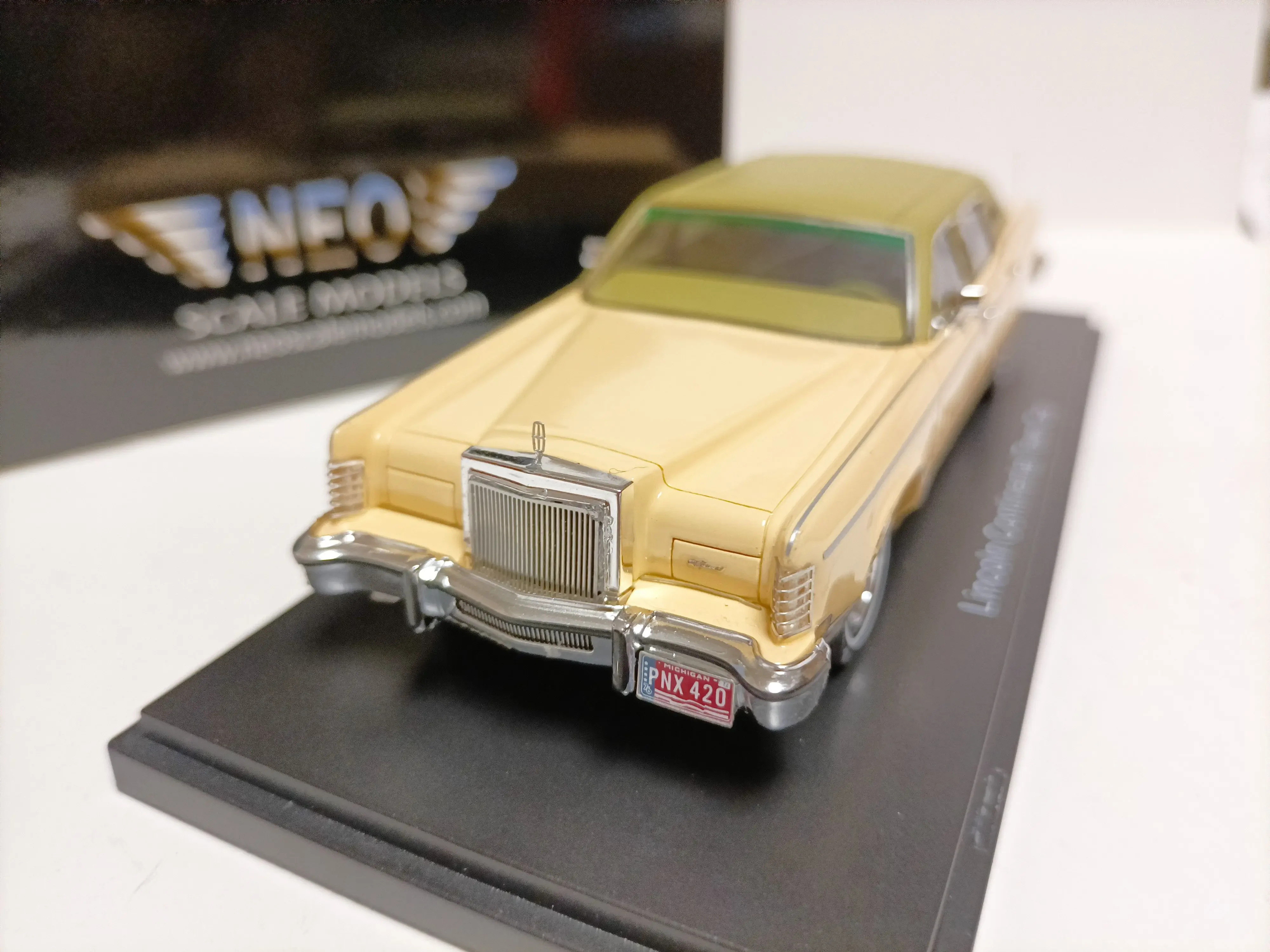 

NEO 1:43 Continetal Town Car 1982 Vintage Car Simulation Limited Edition Resin Metal Static Car Model Toy Gift