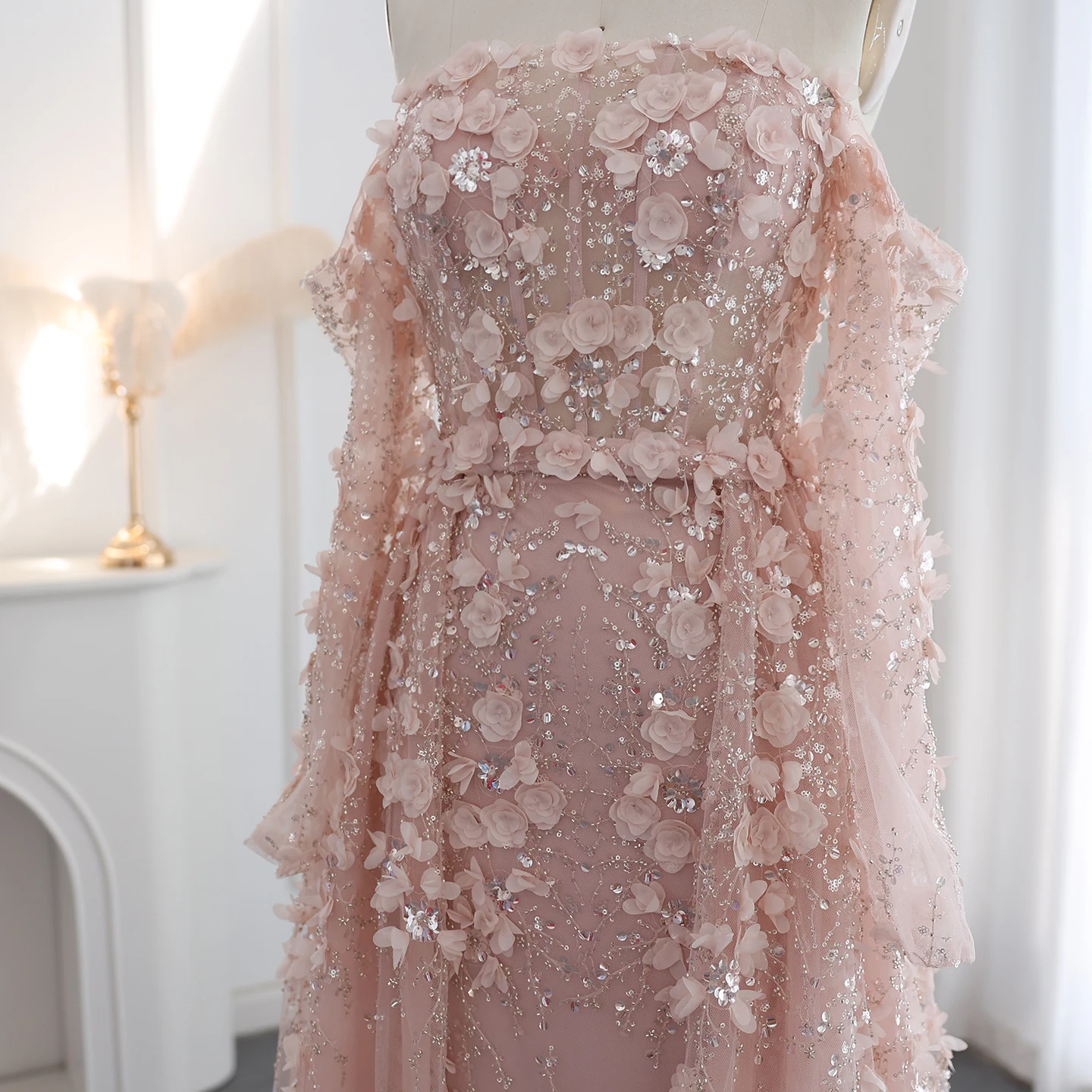 Sharon Said 3D-Blumen-Flieder-Luxus-Abendkleid aus Dubai mit Überrock in Flieder für arabische Frauen, Hochzeitsfeierkleid SS352, maßgeschneidert – Detail 16