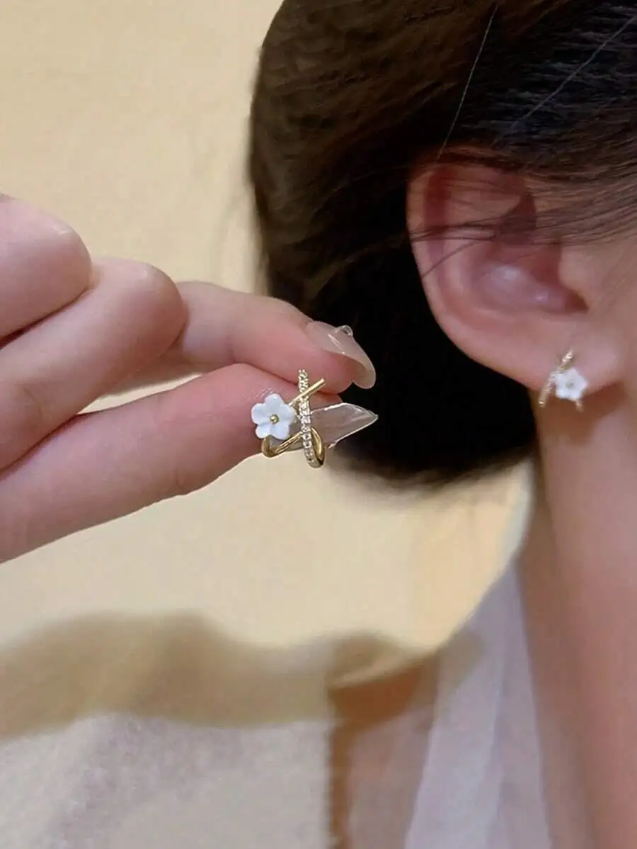 

1pair White Flower Shaped Stud Earrings Crossed With Rhinestone Decor For Women As A Gift Elegant.Valentine's Day Accessories