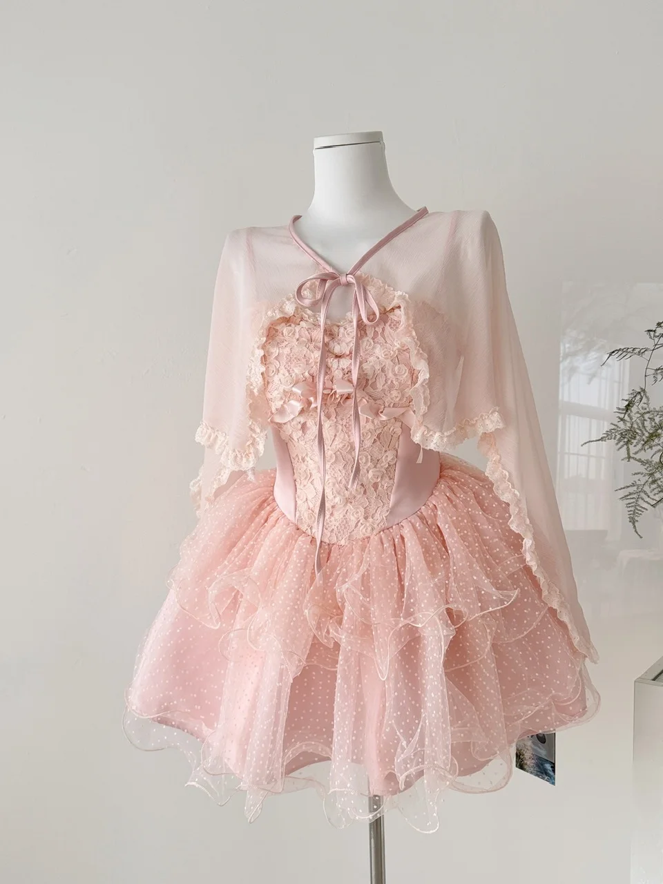 

Розовое кружевное платье-халтер с короткой юбкой из фатина и шалью, комплект из двух предметов, повседневный стиль, с завышенной талией, сетчатое, на все сезоны, весна...