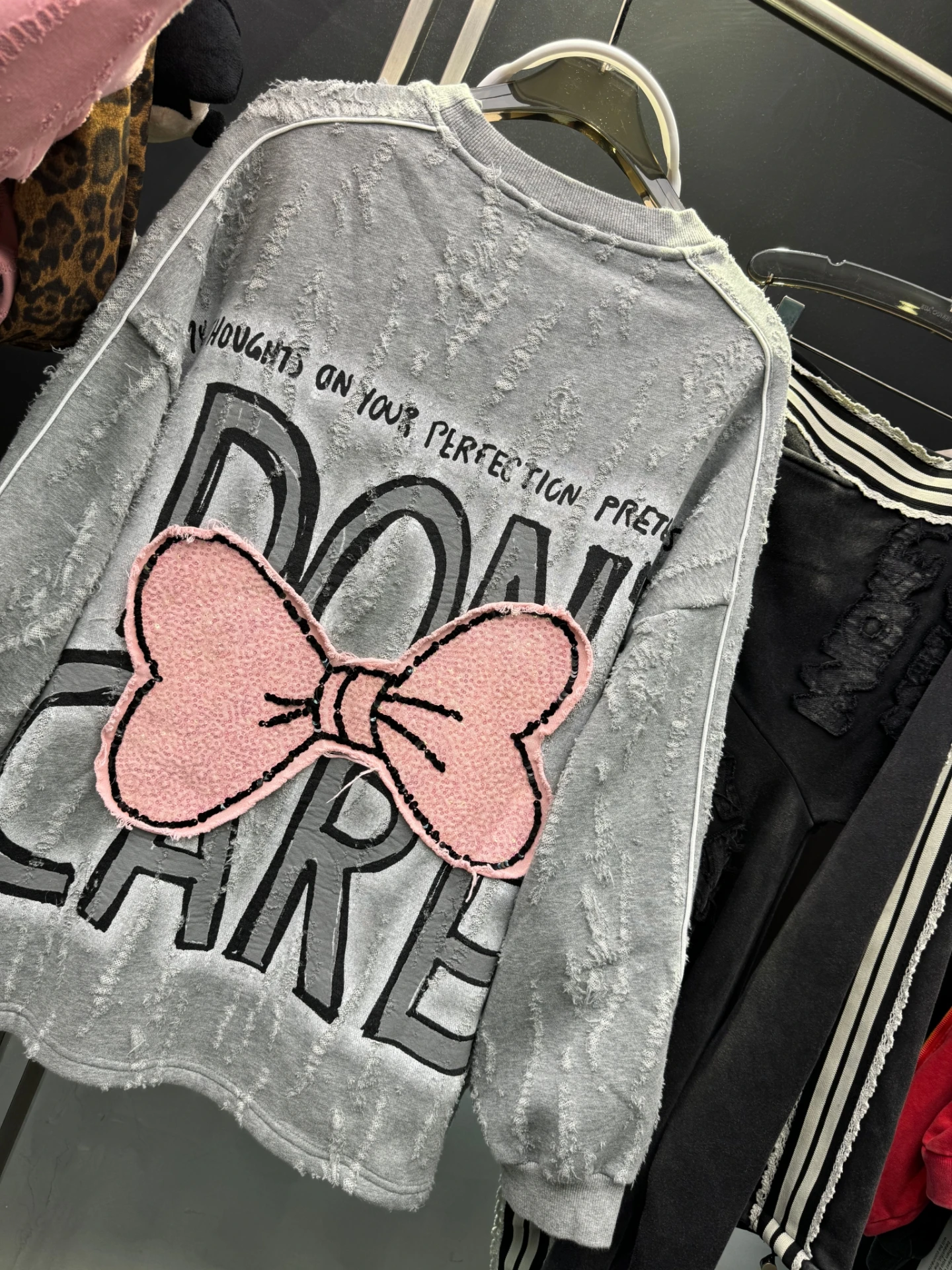 بلوفر مبطن بالصوف للنساء بلوفر برقبة دائرية 2025 شتاء جديد ثقيل مطرز بالترتر فضفاض مناسب متعدد الاستخدامات رداء علوي غير رسمي