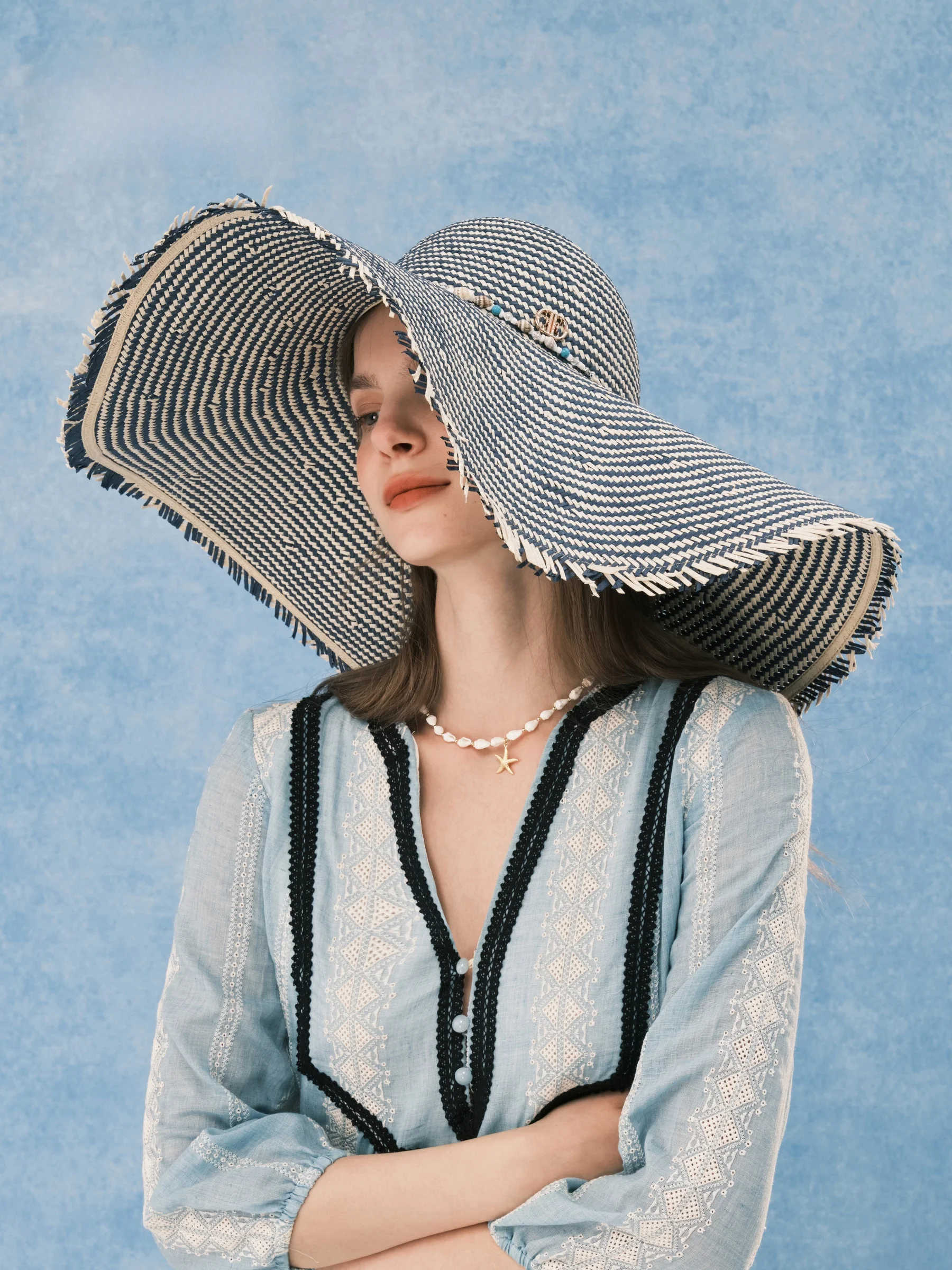 sombrero-de-paja-de-ala-ancha-con-proteccion-solar-ideal-para-el-verano-para-usar-en-la-playa-en-vacaciones-o-en-actividades-al-aire-libre-con-diseno-casual-y-ala-ajustable-perfecto-para-mujeres-de-mediana-edad