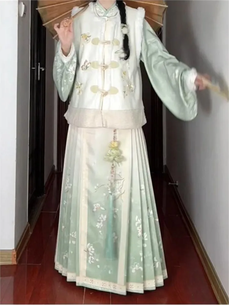 A new set of Hanfu women's embroidered round-neck bijia and fleece pipa clothing
