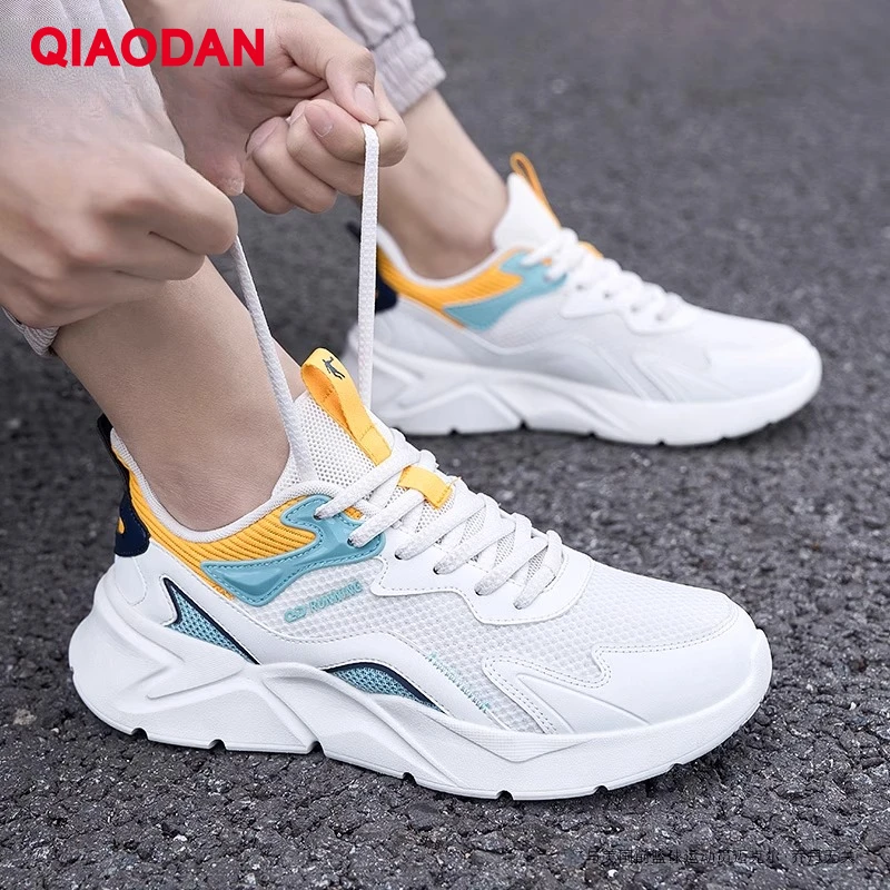 Sepatu Lari Pria QIAODAN 2025 Musim Gugur Sepatu Kasual Fashion Jaring Bernapas Nyaman Sepatu Outdoor Pria XM15220273