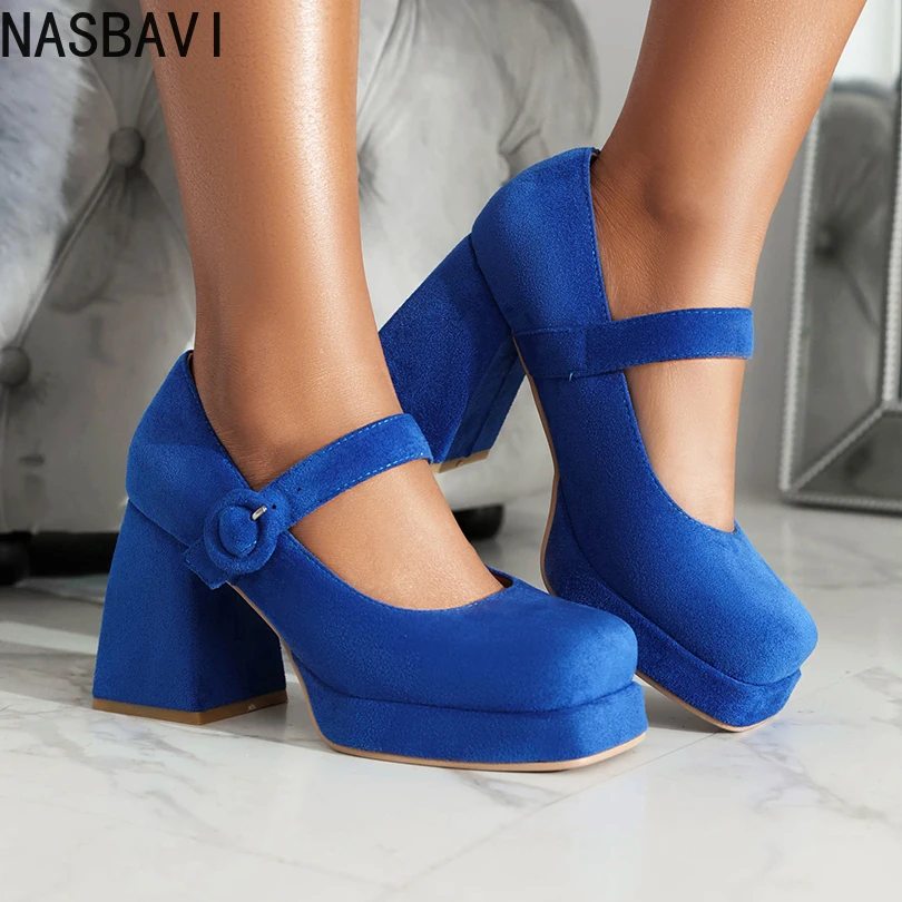 

Туфли Мэри Джейн на платформе из матового бархата больших размеров с квадратным носком, на очень высоком толстом каблуке с неглубоким горлышком и круглой пряжкой