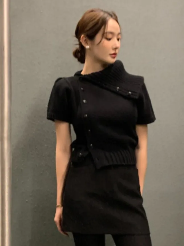 سترة محبوكة أنيقة بياقة عالية للخريف والشتاء، تصميم نحيف عصري للنساء مع أزرار غير متماثلة، مناسبة للعمل