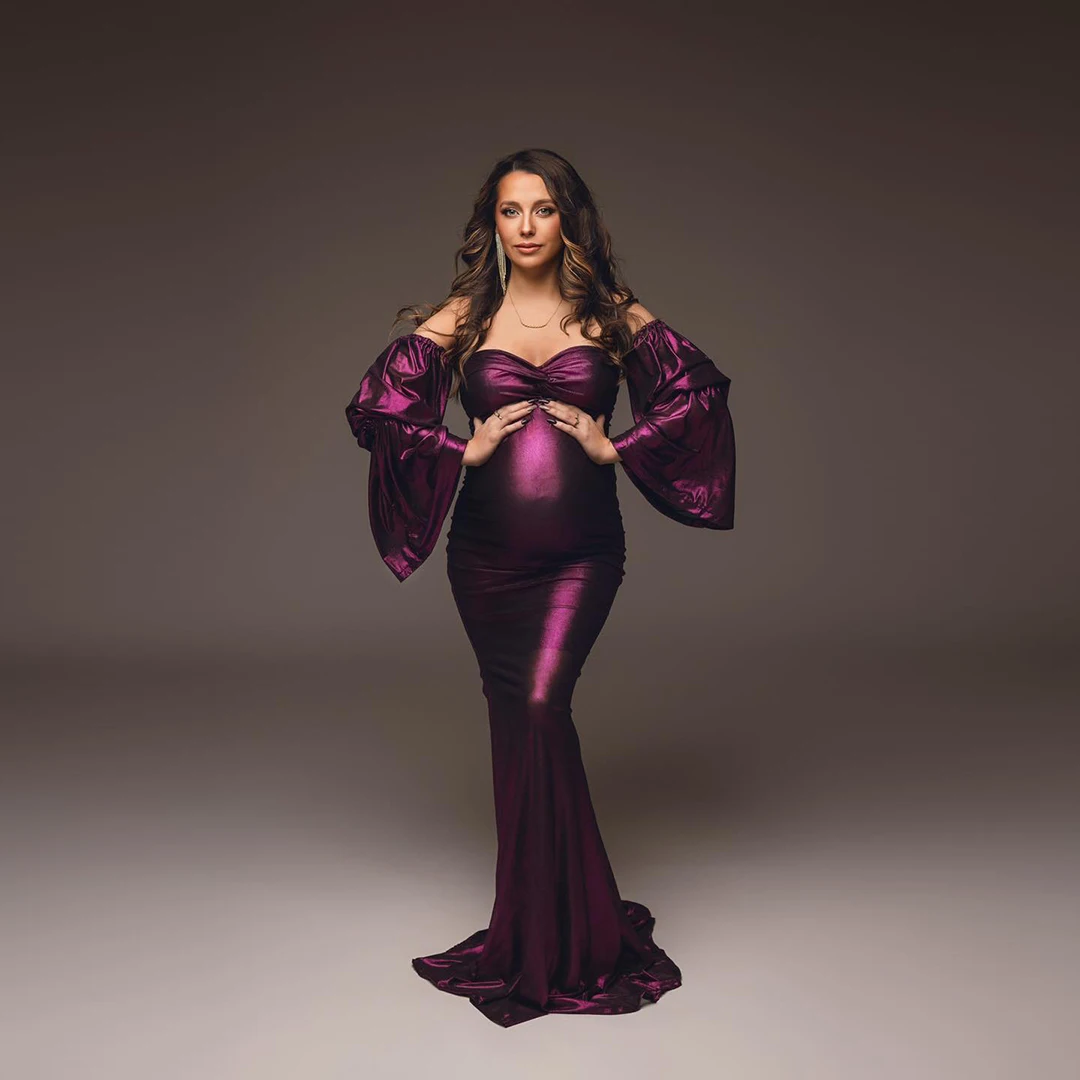 Seksowna fioletowa sukienka ciążowa, błyszcząca satyna, długa suknia ciążowa typu syrena, odpinane rękawy, sukienka ciążowa do sesji zdjęciowych.
