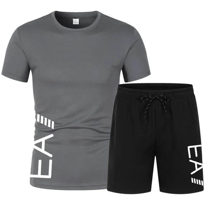 

The newly launched summer casual T-shirts and shorts sets. Men's short-sleeved shorts, breathable outdoor sportswear.