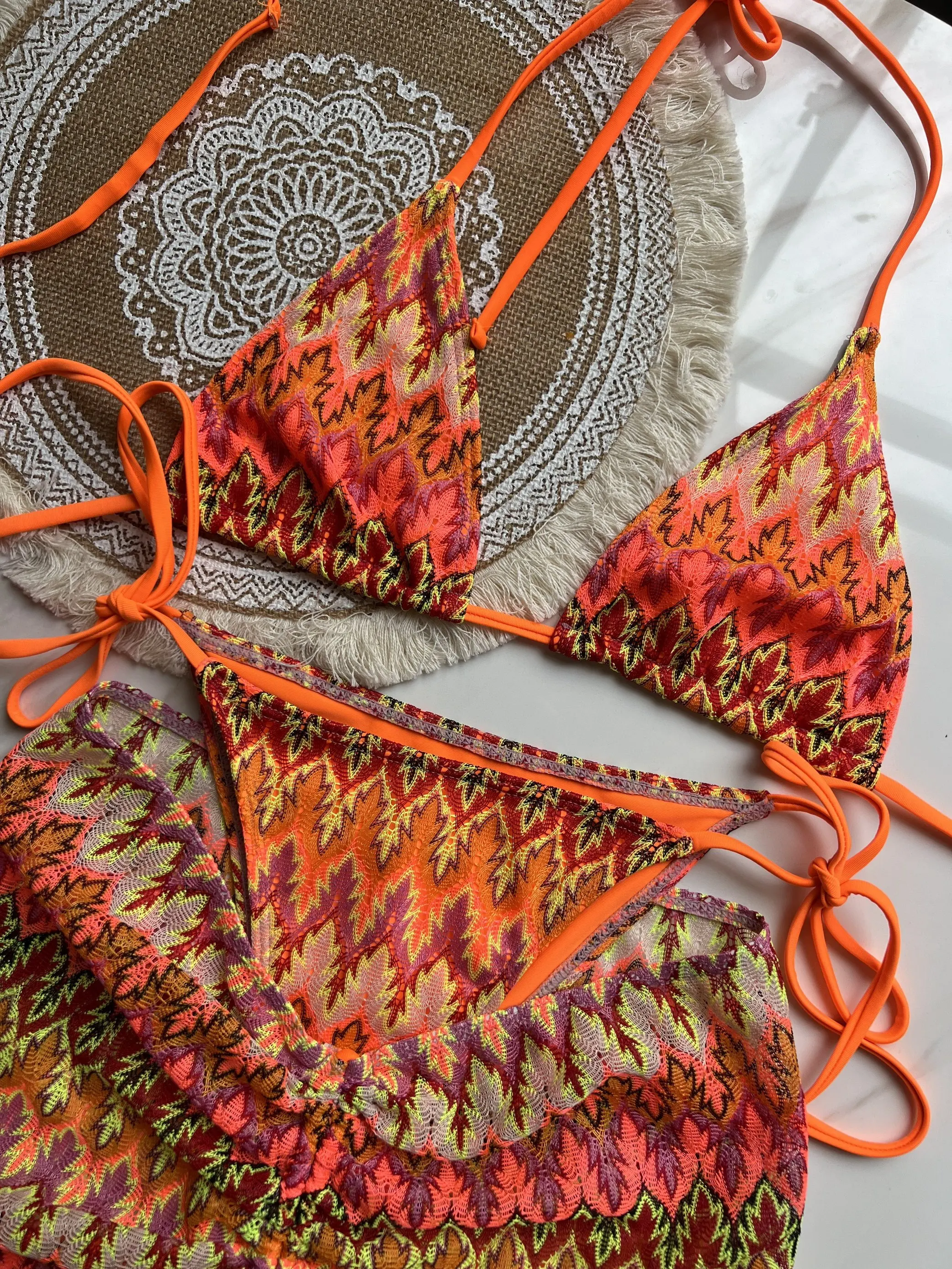 Conjunto de pantalones cortos con estampado de rayas y pañuelo, multicolor, diseño con lazo halter, ideal para el verano.