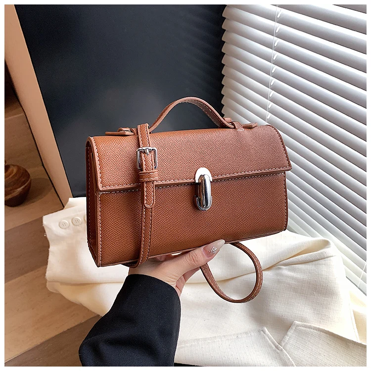 حقيبة كلاتش كروس أنيقة وبسيطة - حقيبة يد مصممة من الباريس مع شعار حرف عتيق، محفظة ركاب جلدية بلون موحد