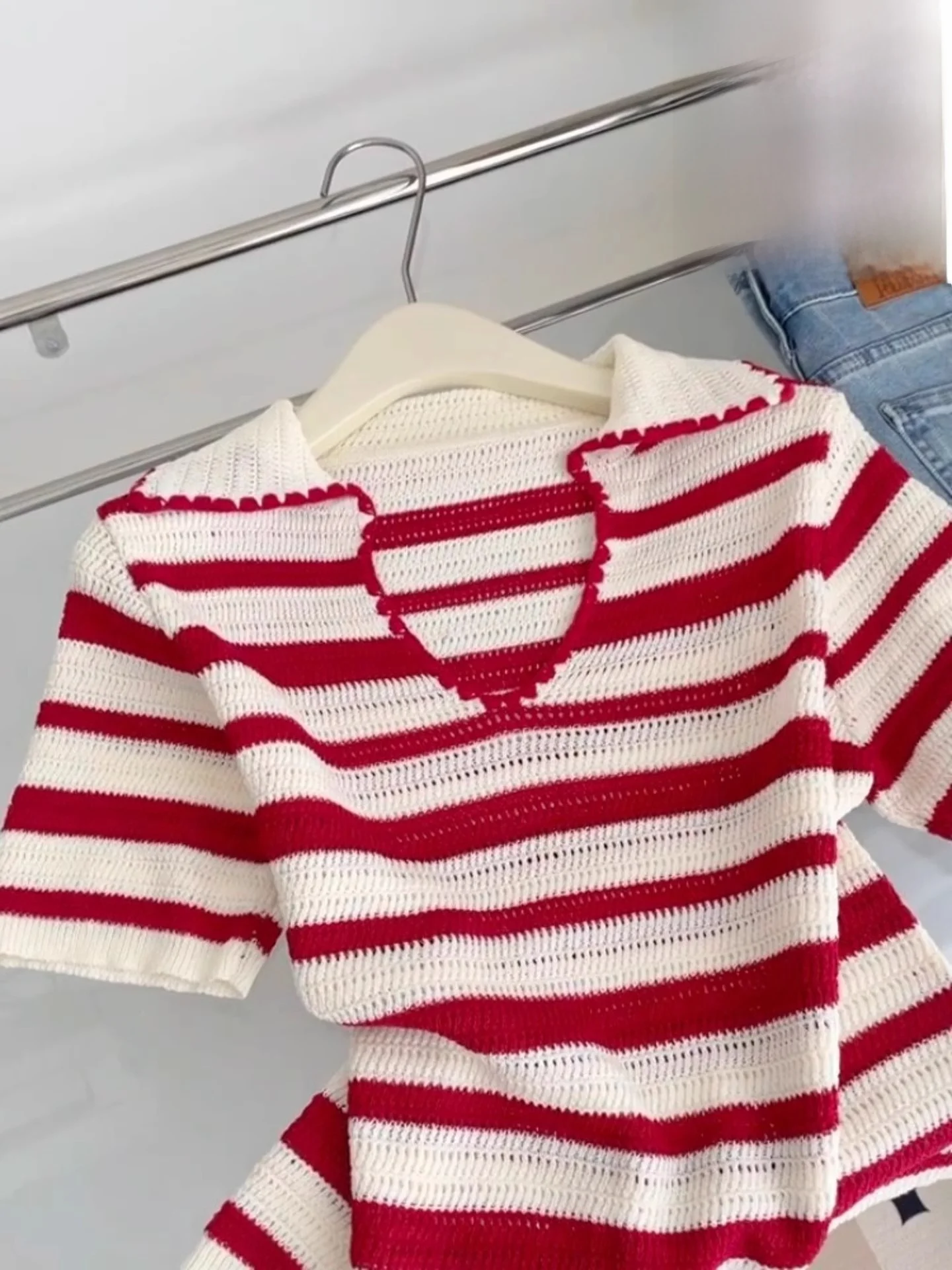 Korean Sle Faionable Red Striped ort Sve Women's T-irt Summer Top Unique Beautiful Age-Defng High-End Feeling