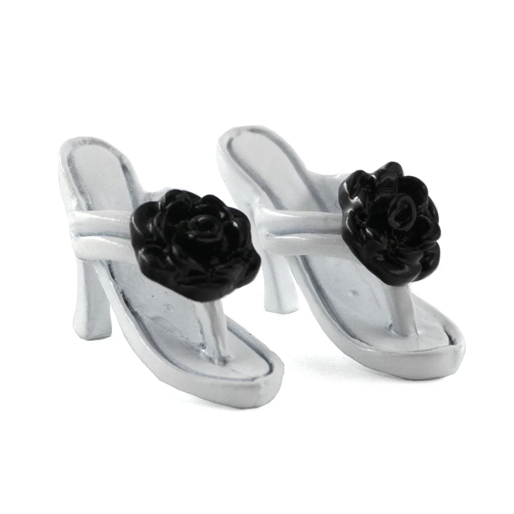 1/12 Dollhouse Miniature Accessories Mini Metal High Heels Simulation High-heeled Shoes Model for Doll House Decoration