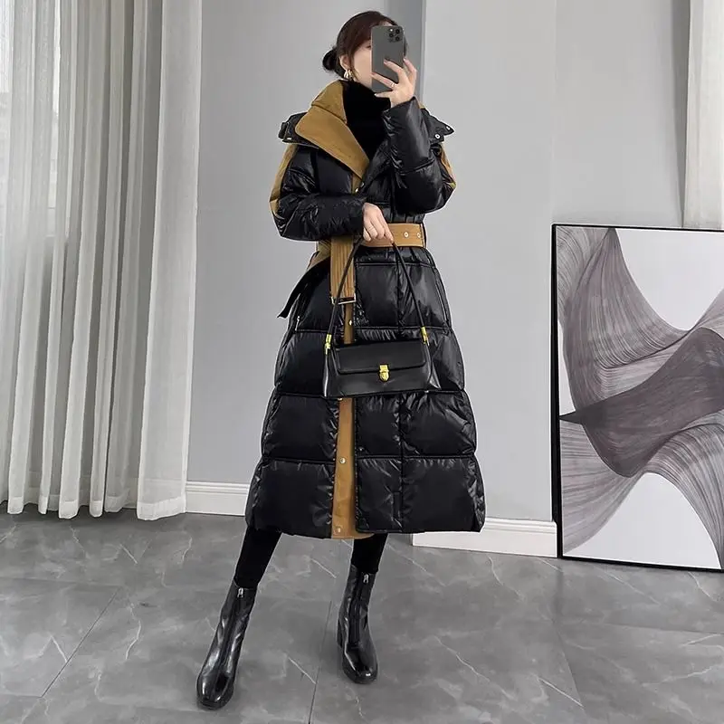 سترة سوداء لامعة للنساء تصميم شتوي جديد فضفاض ورقيق متوسط وطويل سميك معطف مزاجه التنقل