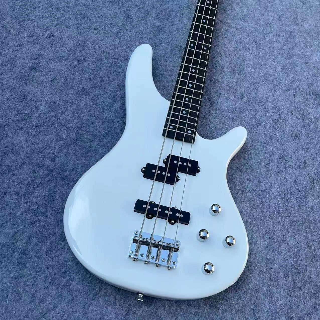 PB‑Style 4‑String Electric Bass Pearl White Gloss Finish Maple Neck Rosewood Fretboard Dual PB Pickups Chrome Bridge Funk Jazz