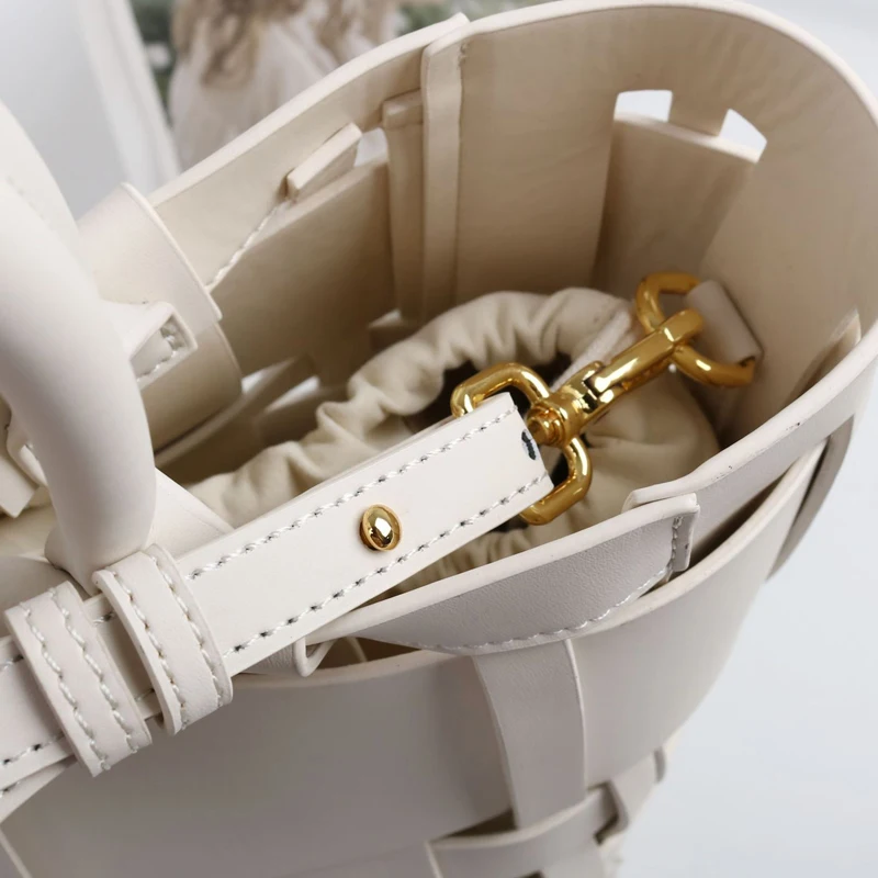 Braided handle construction and base reinforcement detail