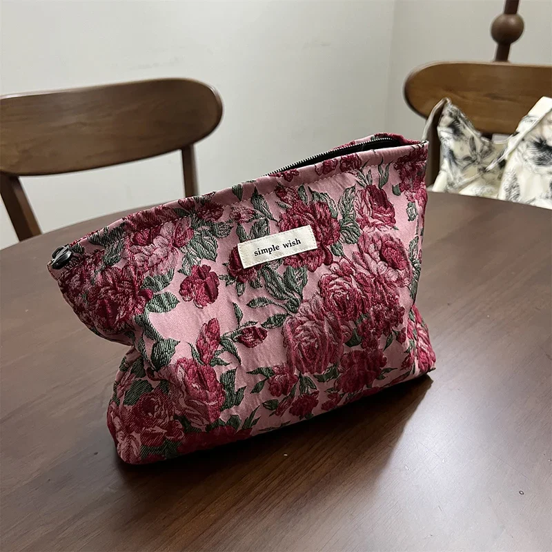 Borsa per il trucco rosso scuro per ragazza alla moda Borsa per cosmetici da donna floreale jacquard Comoda pochette per assorbenti igienici per