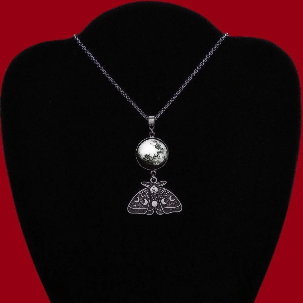 Victoria Renaissance Silver Color Death Moth Moon Phase Pendant Necklace for Women Halloween Heathen Mysterious Witch Jewelry