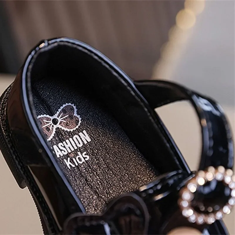 أحذية مسطحة للفتيات من الكريستال أحذية جلدية للأطفال الصغار أحذية غير رسمية مضادة للانزلاق أحذية فردية للأطفال الرضع مشوا لأول مرة
