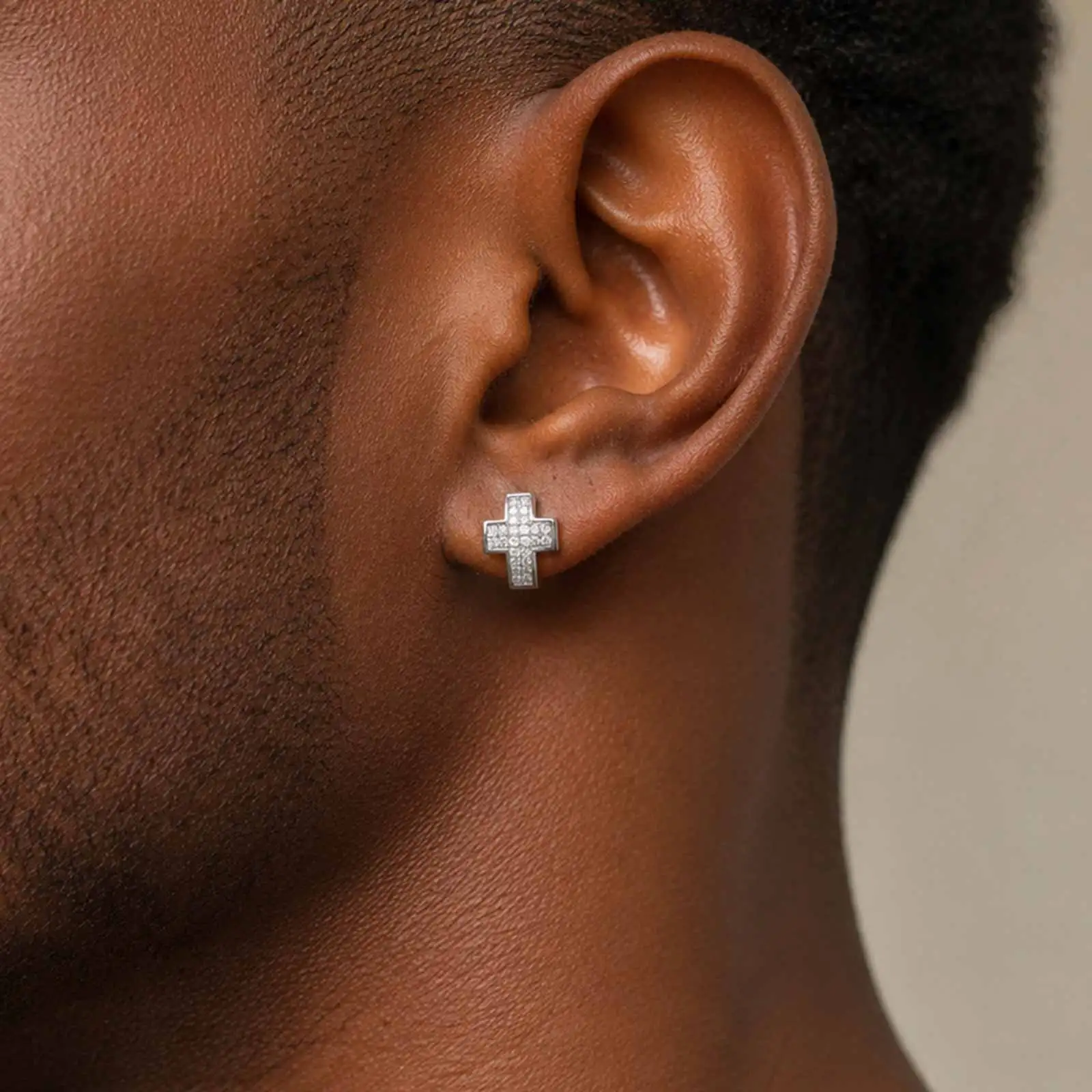 Hip-Hop Kreuz-Creolen für Männer, Trendige Zirkon-Huggie-Ohrringe, Piercing-Schmuck – Detail 4
