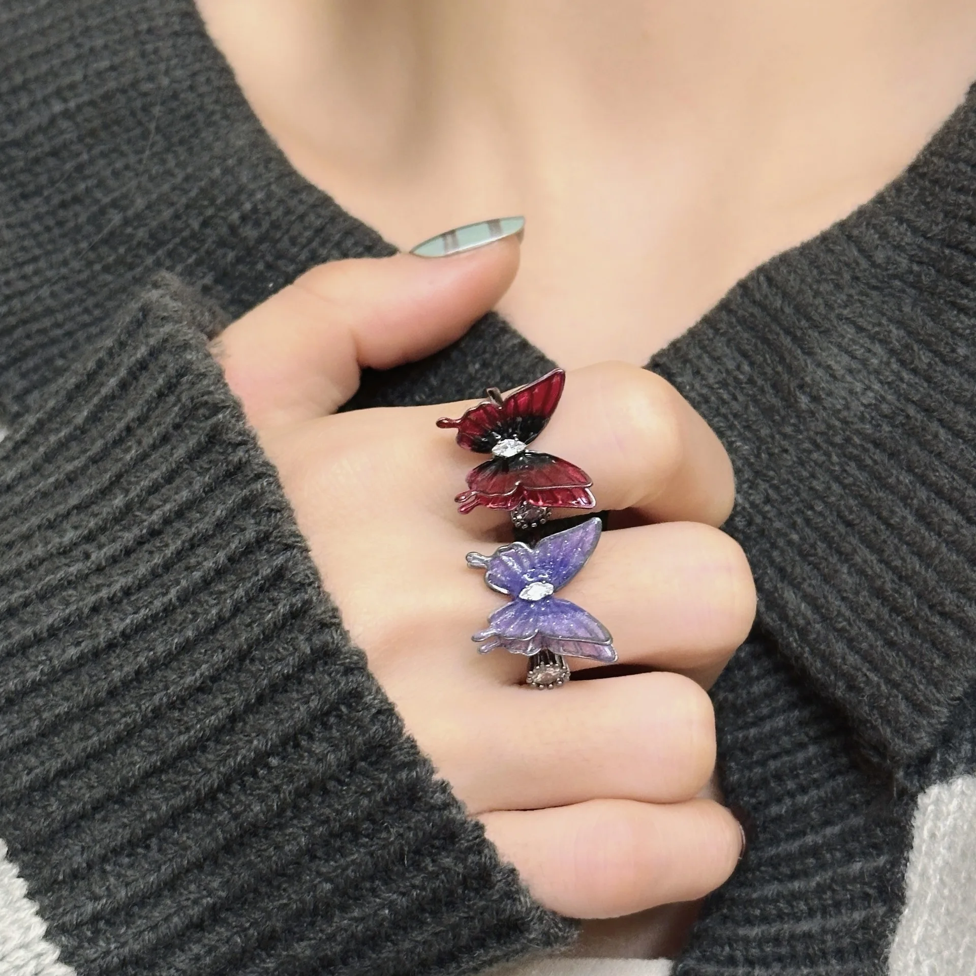 Anillo abierto versátil de lujo ligero para mujer con mariposa colorida a la moda