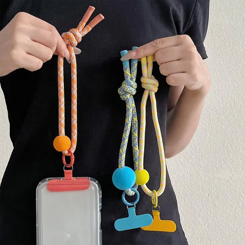 Buntes, geflochtenes Handy-Handgelenksband mit weichem Pompon für den täglichen Gebrauch, Reisen und Outdoor-Aktivitäten. – Detail 5